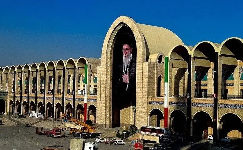 در انتظار آخرین دیدار...  -  روایتی تصویری از آماده سازی مصلای بزرگ امام خمینی (ره) و معابر پایتخت در آستانه مراسم تشییع قائد ملت