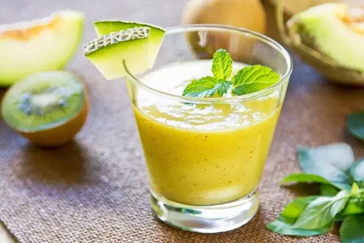 10 اسموتی خوشمزه زیر 300 کالری؛ چربی سوز، سیرکننده و مناسب تابستان + مواد لازم