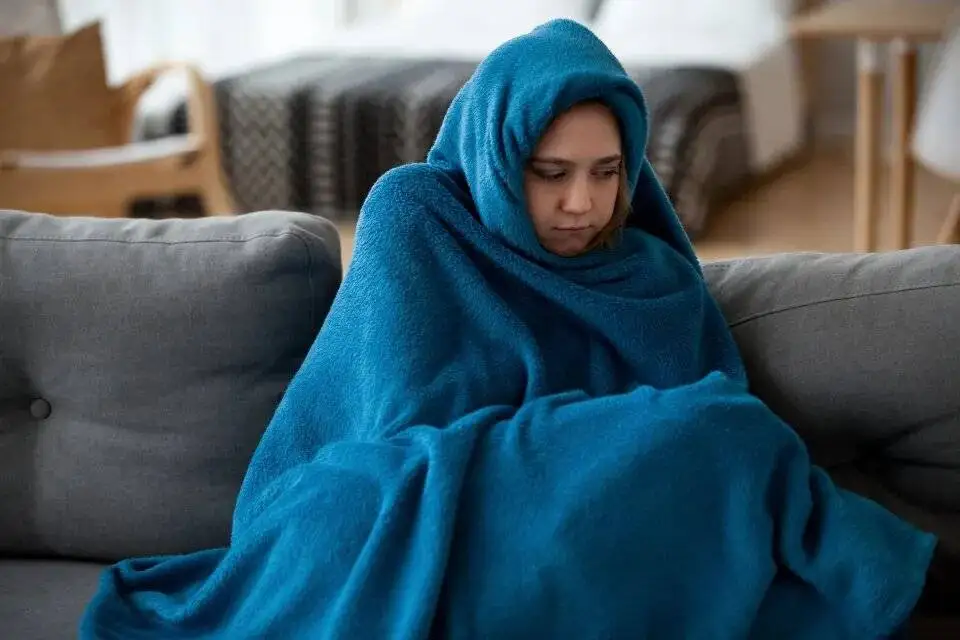 چرا بعضی افراد همیشه سردشان است؟ - 5 عامل مؤثر در احساس سرمای مداوم