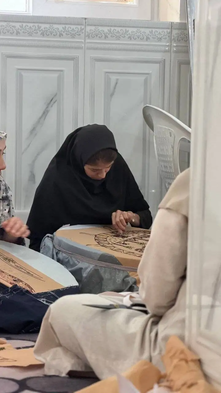هنرنمایی زنان قشم در بزرگ ترین گلابتون دوزی ایران - روایت دوخت نقشه قشم با یک هنر بومی