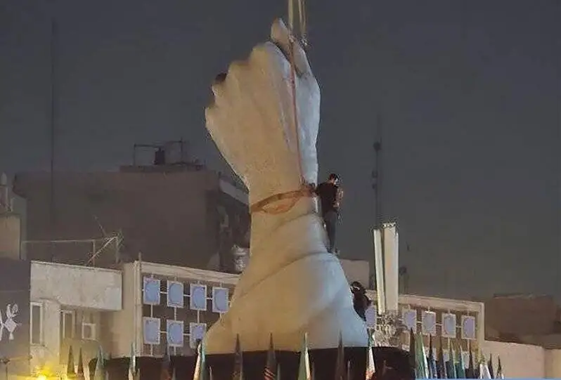 نصب المان (مشت گره کرده) در میدان انقلاب تهران - عکس