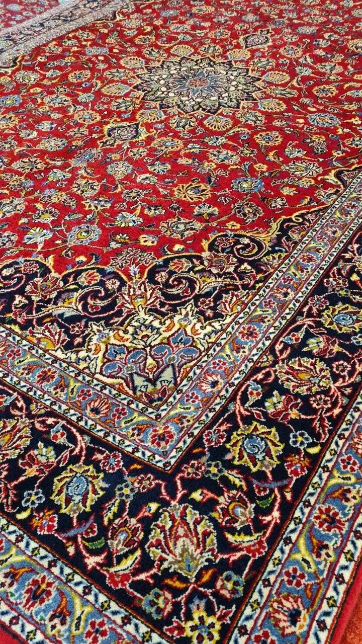 نگاه خاص رهبر شهید به فرشی از قم - ماجرا چه بود؟