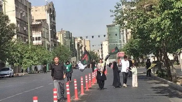 عکس خاص یک نوجوان دهه نودی و پوستر رهبر شهید