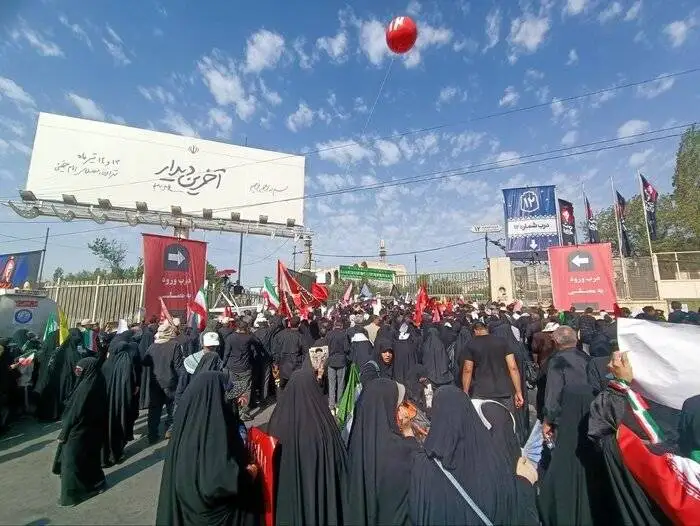 ماجرای جوانی 20 ساله که از تنگه هرمز به مصلی امام(ره) آمده - حال و هوای خیابان قنبرزاده به سمت مصلی امام خمینی(ره)
