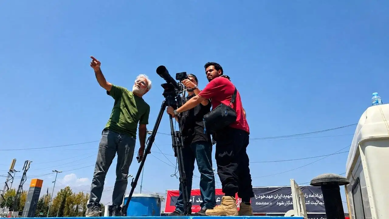 کارگردان معروف سینما در مصلی در حال ساخت مستند بدرقه تاریخی رهبر شهید انقلاب + عکس