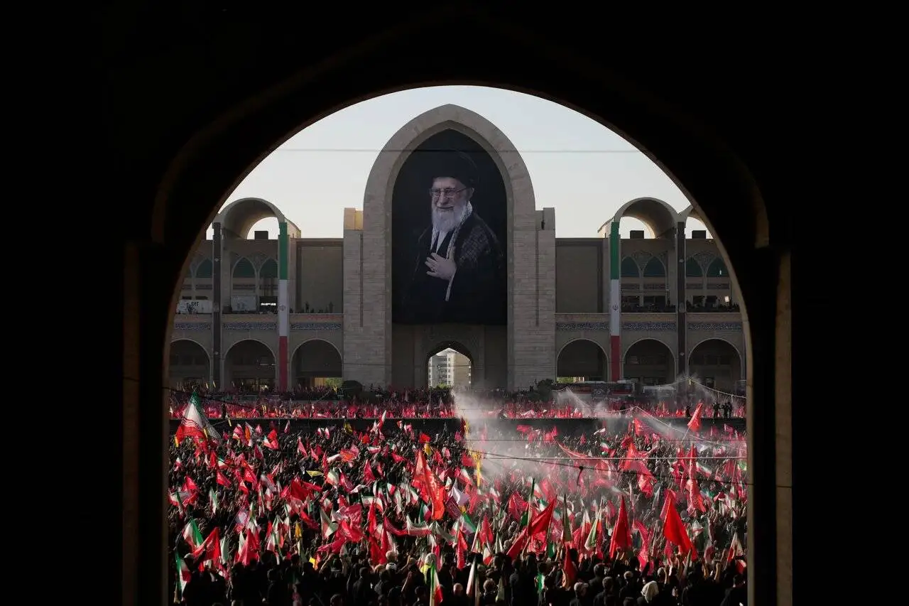 تهران تلاش دارد مراسم تشییع را به پیامی فراتر از مرزهای ایران تبدیل کند - همه پرسی مردمی درمورد ادامه مسیر جمهوری اسلامی - تأکید بر مطالبه (انتقام)