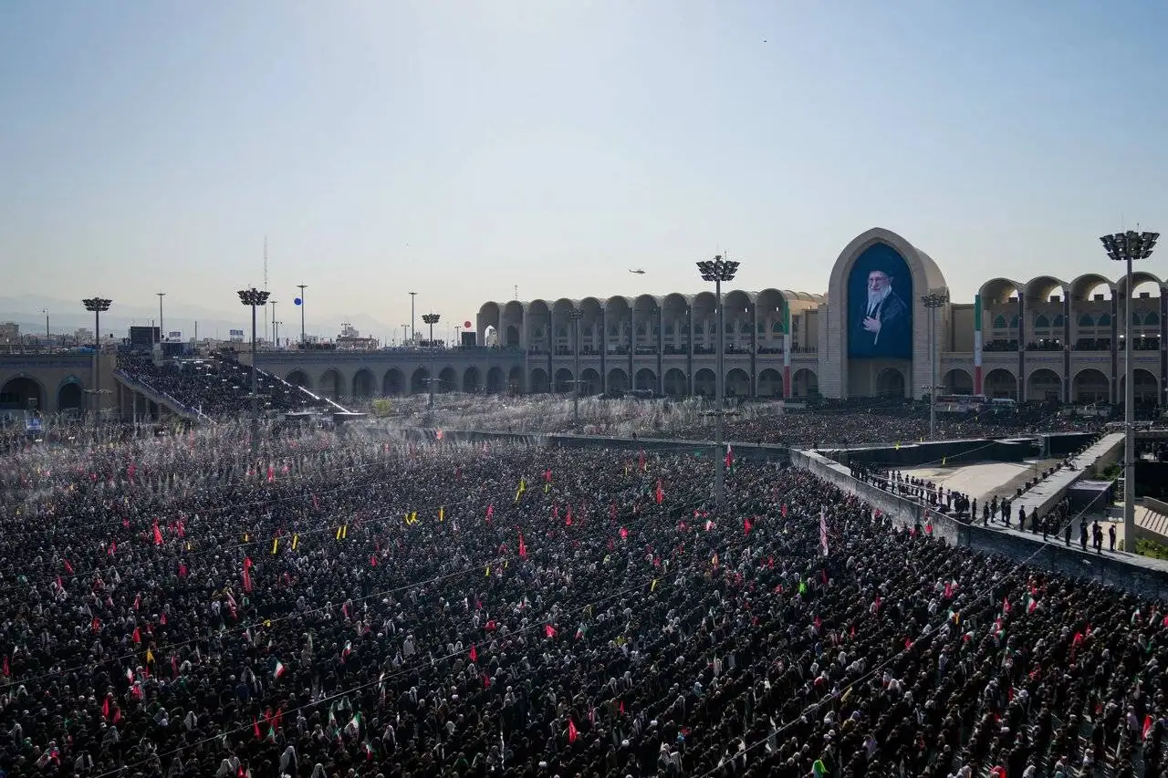 تهران تلاش دارد مراسم تشییع را به پیامی فراتر از مرزهای ایران تبدیل کند - همه پرسی مردمی درمورد ادامه مسیر جمهوری اسلامی - تأکید بر مطالبه (انتقام)
