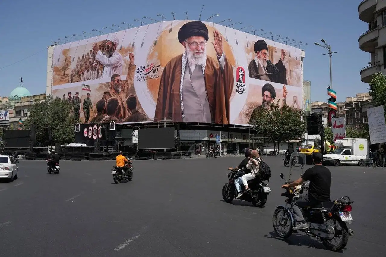 تهران تلاش دارد مراسم تشییع را به پیامی فراتر از مرزهای ایران تبدیل کند - همه پرسی مردمی درمورد ادامه مسیر جمهوری اسلامی - تأکید بر مطالبه (انتقام)