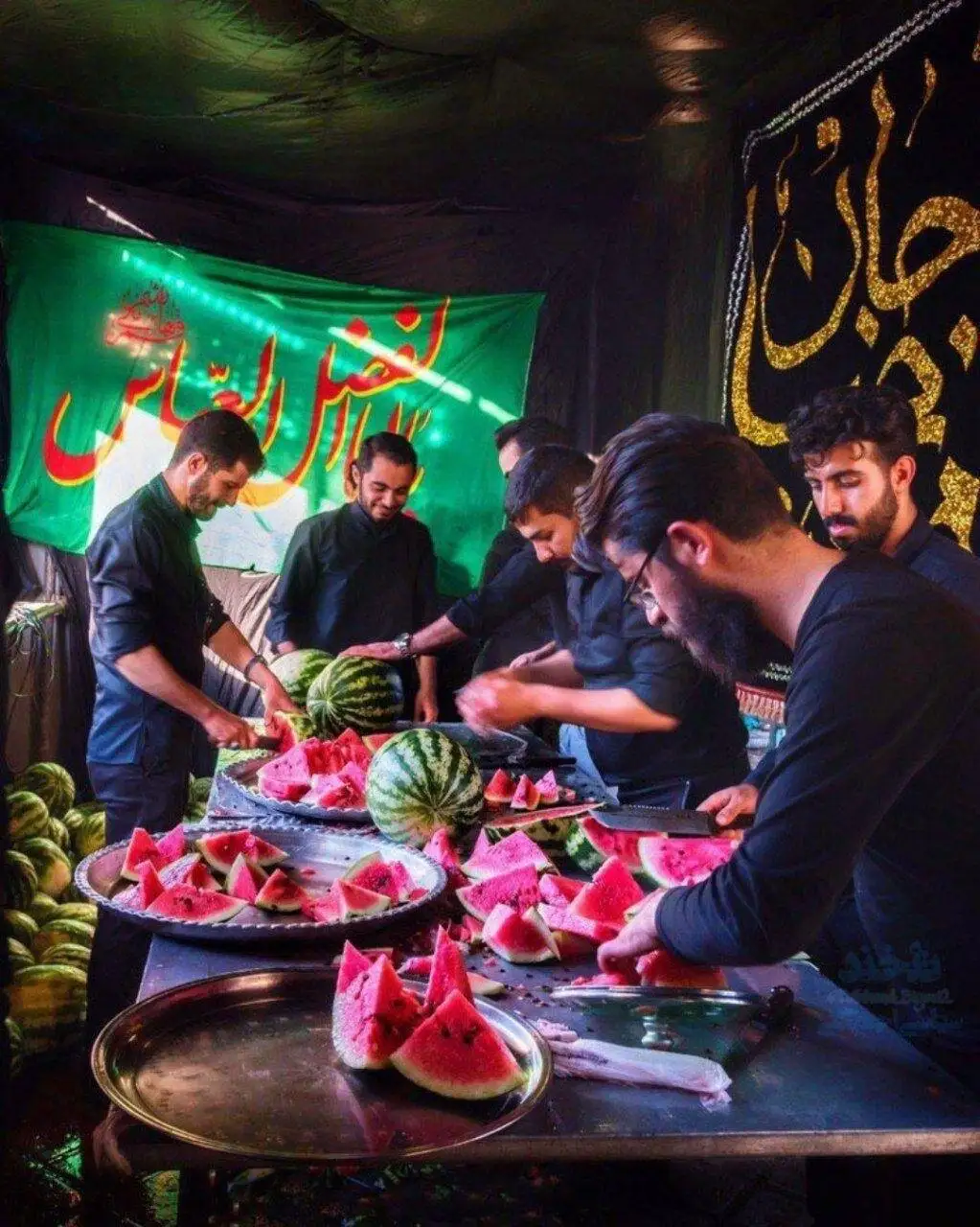 سفره ای از چلوکباب و قورمه سبزی تا خاکشیر و شربت زعفران؛ چگونه ایستگاه های صلواتی و موکب های پذیرایی نیازهای غذایی و عطش عزاداران را برطرف می کنند؟