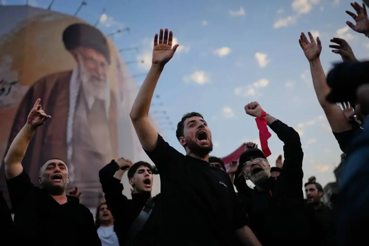 دریای عزاداران شاهدی بر استمرار و پایداری ایران  -  نشانه توانایی نظام برای بقا و انتقال آرام قدرت