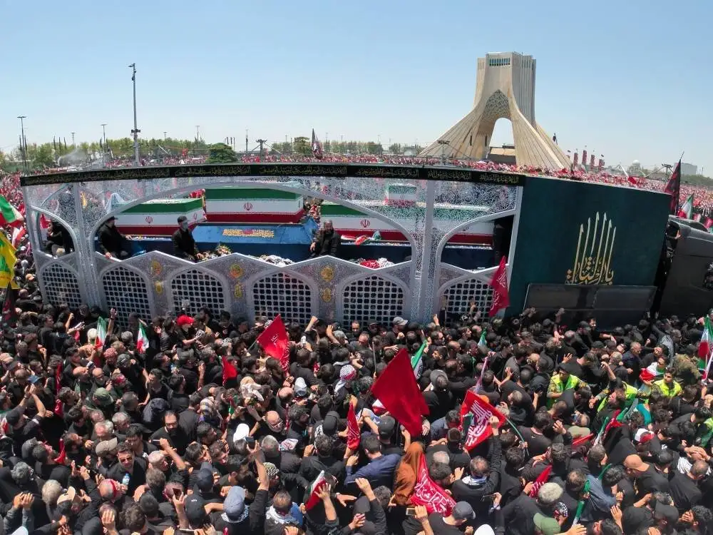 خداحافظ فرمانده  -  تصاویری از مراسم تشییع پیکر مطهر رهبر شهید ایران و اعضای خانواده ایشان