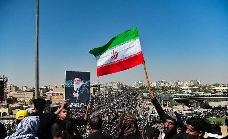 بدرقه در خانه پدری -  تصاویری از تشییع پیکر قائد شهید در عراق