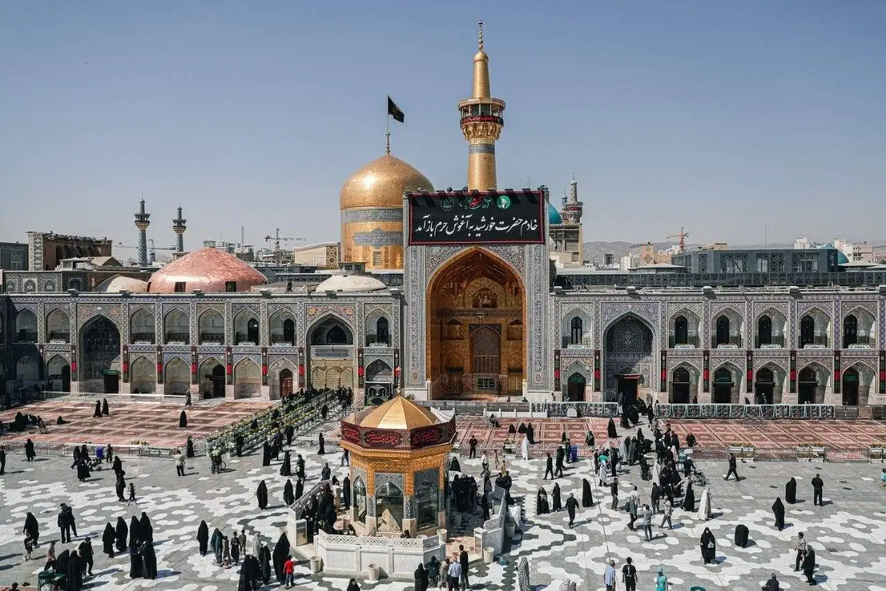 حال وهوای مشهد در آستانه مراسم خاکسپاری رهبر شهید - عزاداری زائران در محل احتمالی مراسم تدفین