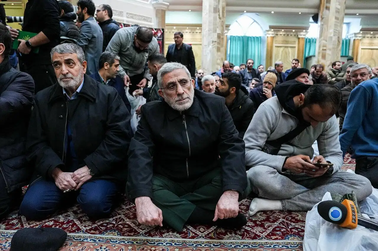 ویدیو  -  تصویری از حضور سردار قاآنی در حرم مطهر امیرالمؤمنین برای تشییع پیکر رهبر شهید