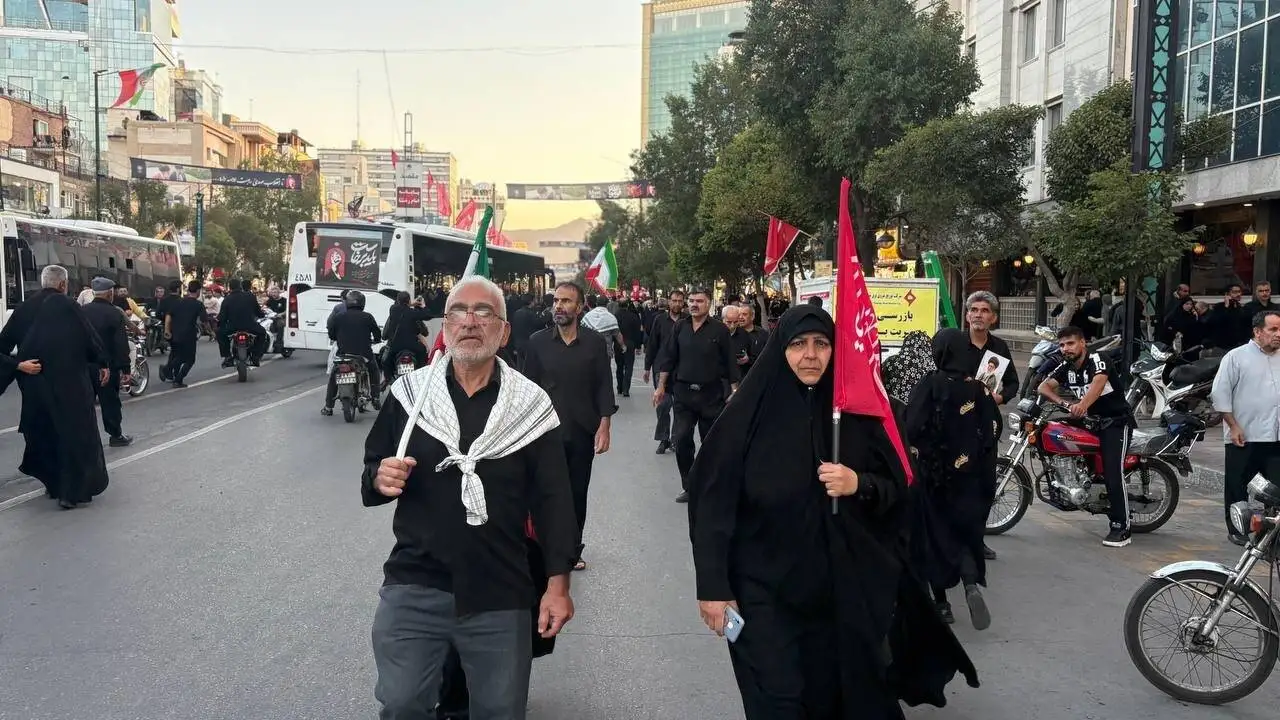 ویدیو  -  تصویری هوایی از خیابان امام رضا مشهد و حضور مردم برای وداع با رهبر شهید انقلاب