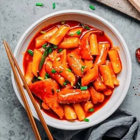 دوکبوکی، غذای خیابانی محبوب کره ای ها؛ تند، پنیری و خوشمزه + روش تهیه