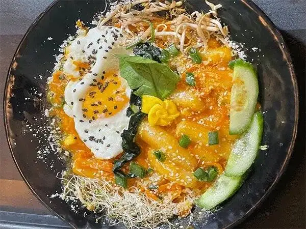 دوکبوکی، غذای خیابانی محبوب کره ای ها؛ تند، پنیری و خوشمزه + روش تهیه