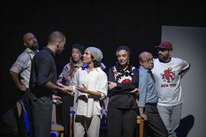 کنار رفتن پرده ها در مهمانی دوستانه؛ ایجاد کمپانی های تئاتر ضرورت دارد