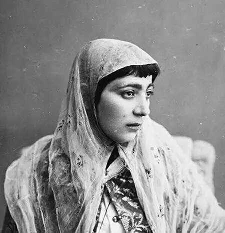 زنان قاجار به پیشنهاد شوهران خود به خیابان ریختند تا با تظاهرات اعتراضی... - کسی اجازه بالا زدن نقاب آنها را نداشت