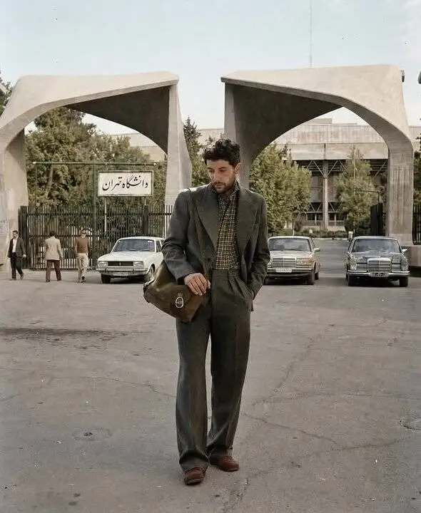 اسم واقعی مردی که با این کت و شلوار و پیراهن چهارخانه در ایران جنجال به پا کرد