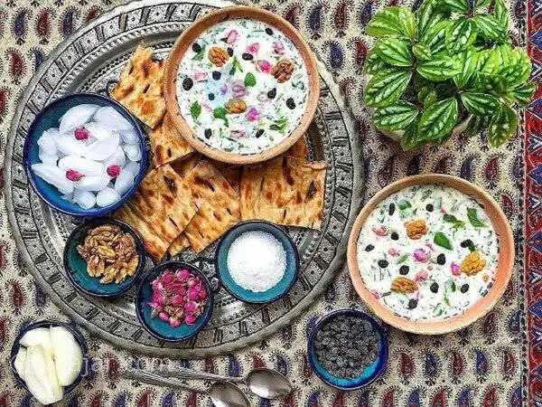 درست کردن آب دوغ خیار مجلسی؛ غذای نجات بخش روزهای گرم