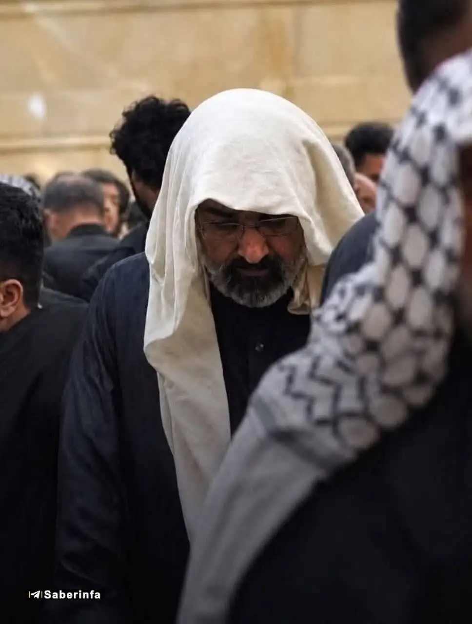تصویر - تصویری تازه از حضور آیت الله سید مجتبی حسینی خامنه ای در اربعین سال گذشته