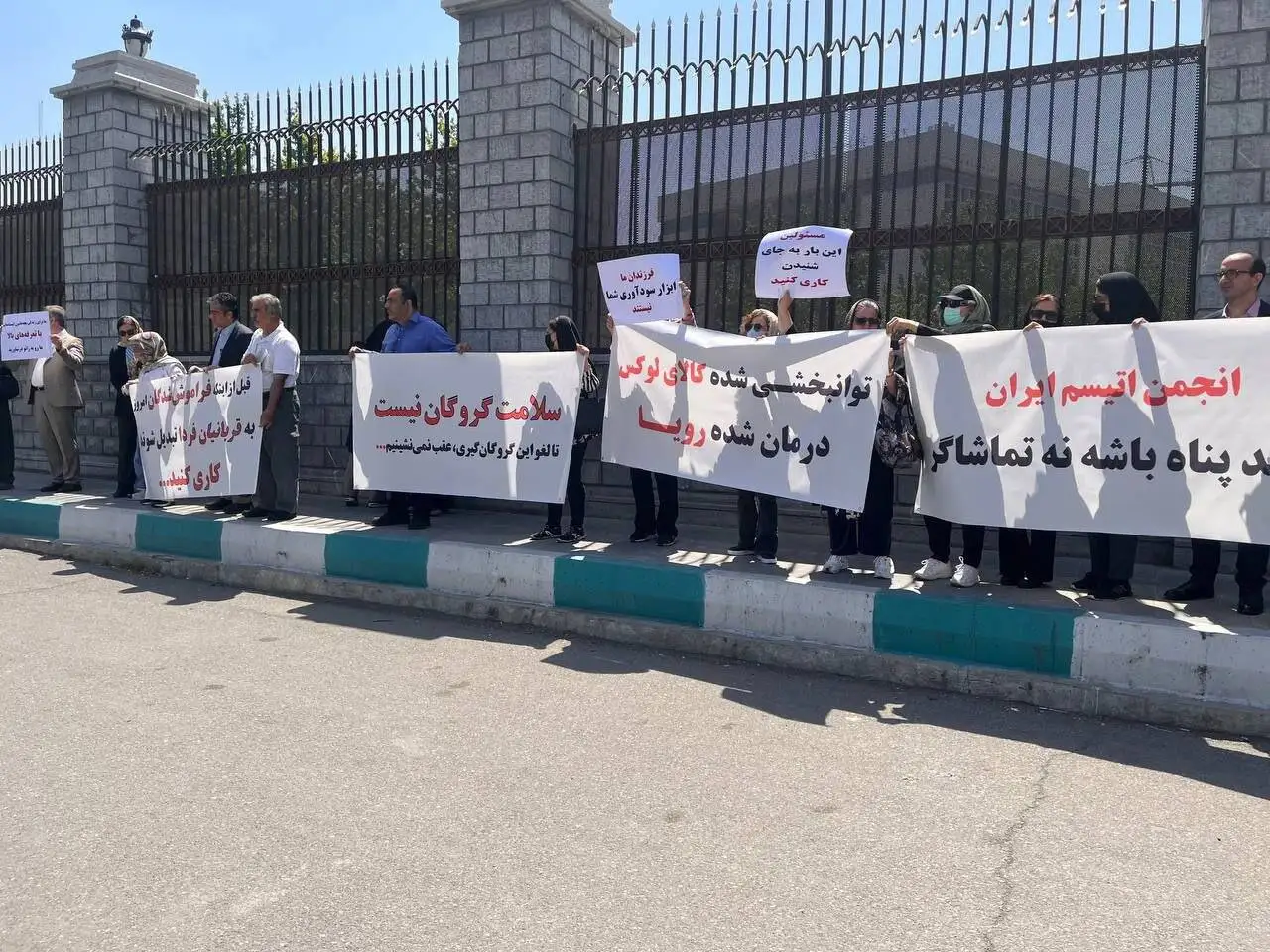 اعتراض والدین کودکان اوتیسم به صف بی پایان حق پرستاری -  هشدار خانواده ها درمورد فرسودگی -  (به ما می گویند منتظر خروج یا مرگ دیگران باشید)