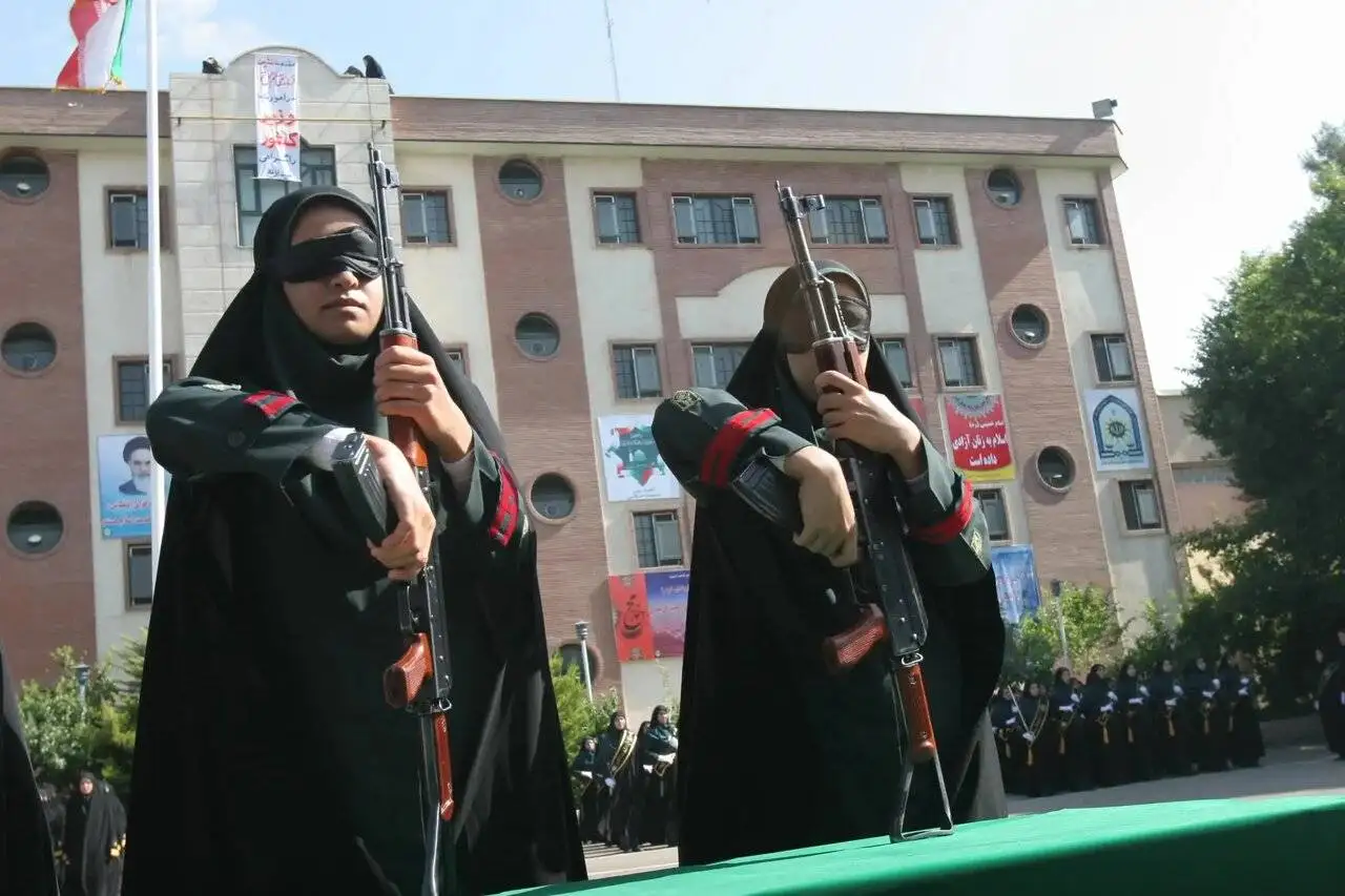 تصویر - این دو زن با چشمان بسته کلاشینکف را باز و بسته می کنند!