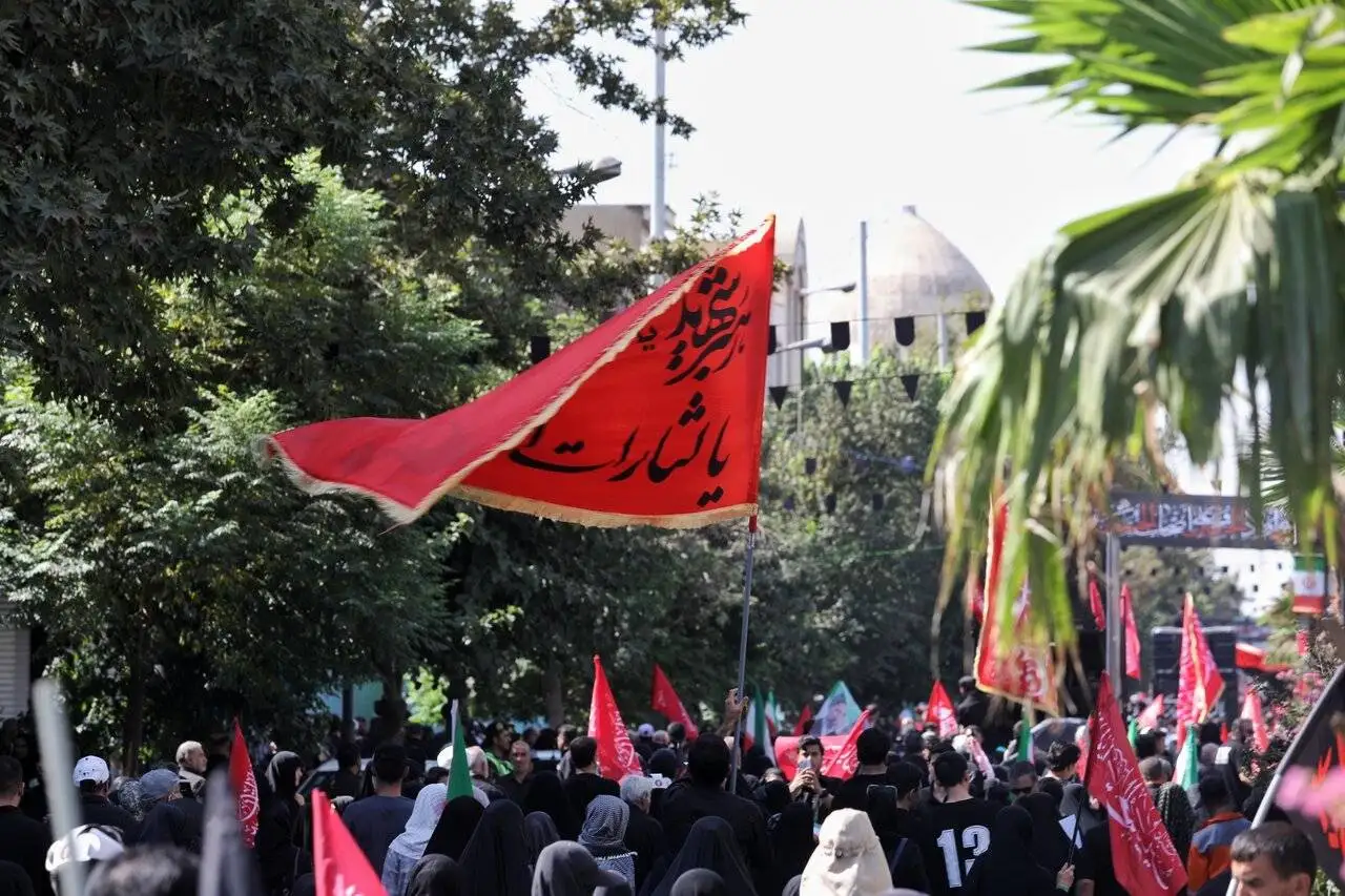 تصاویری از یک روز پیاده روی میلیونی جاماندگان اربعین از میدان امام حسین(ع) تا قبله تهران