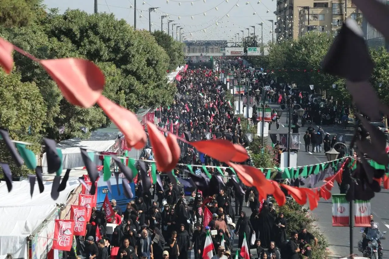 تصاویری از یک روز پیاده روی میلیونی جاماندگان اربعین از میدان امام حسین(ع) تا قبله تهران