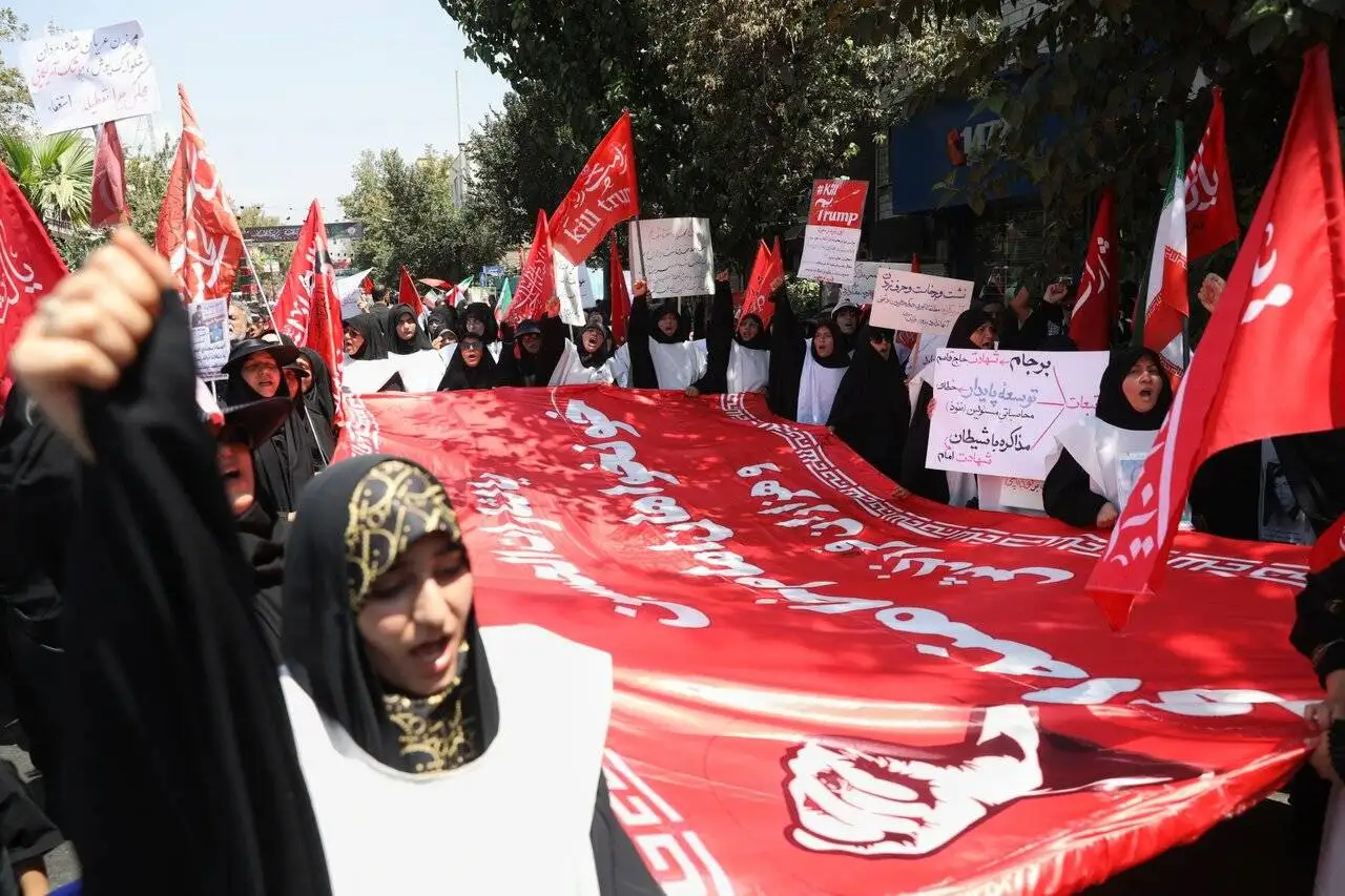 تصاویری از یک روز پیاده روی میلیونی جاماندگان اربعین از میدان امام حسین(ع) تا قبله تهران