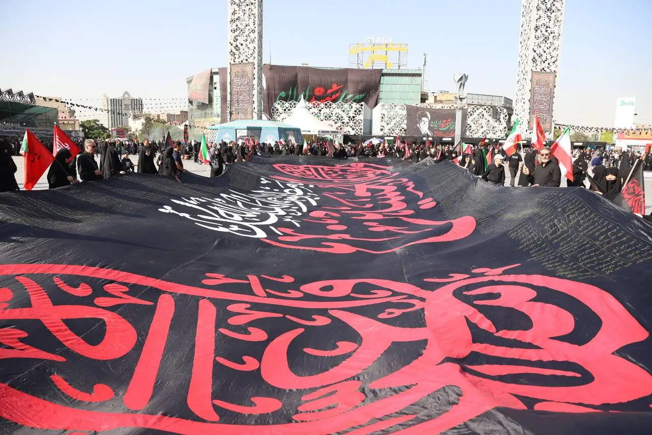 تصاویری از یک روز پیاده روی میلیونی جاماندگان اربعین از میدان امام حسین(ع) تا قبله تهران