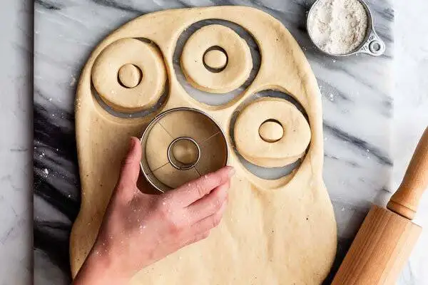 چگونه دونات خانگی درست کنیم ؟ ؛ درست کردن دونات خانگی نرم و پف دار با روکش شکلاتی