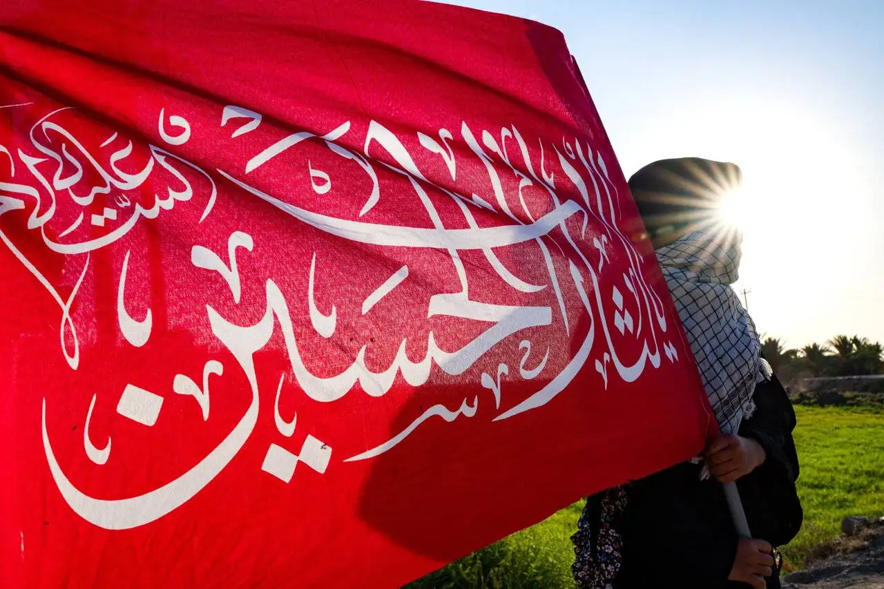 22 میلیون پروانه در مسیر عاشقی  -  روایتی از پرچم های سرخ خونخواهی که امسال در اربعین، در کنار عزای حسینی برافراشته شد