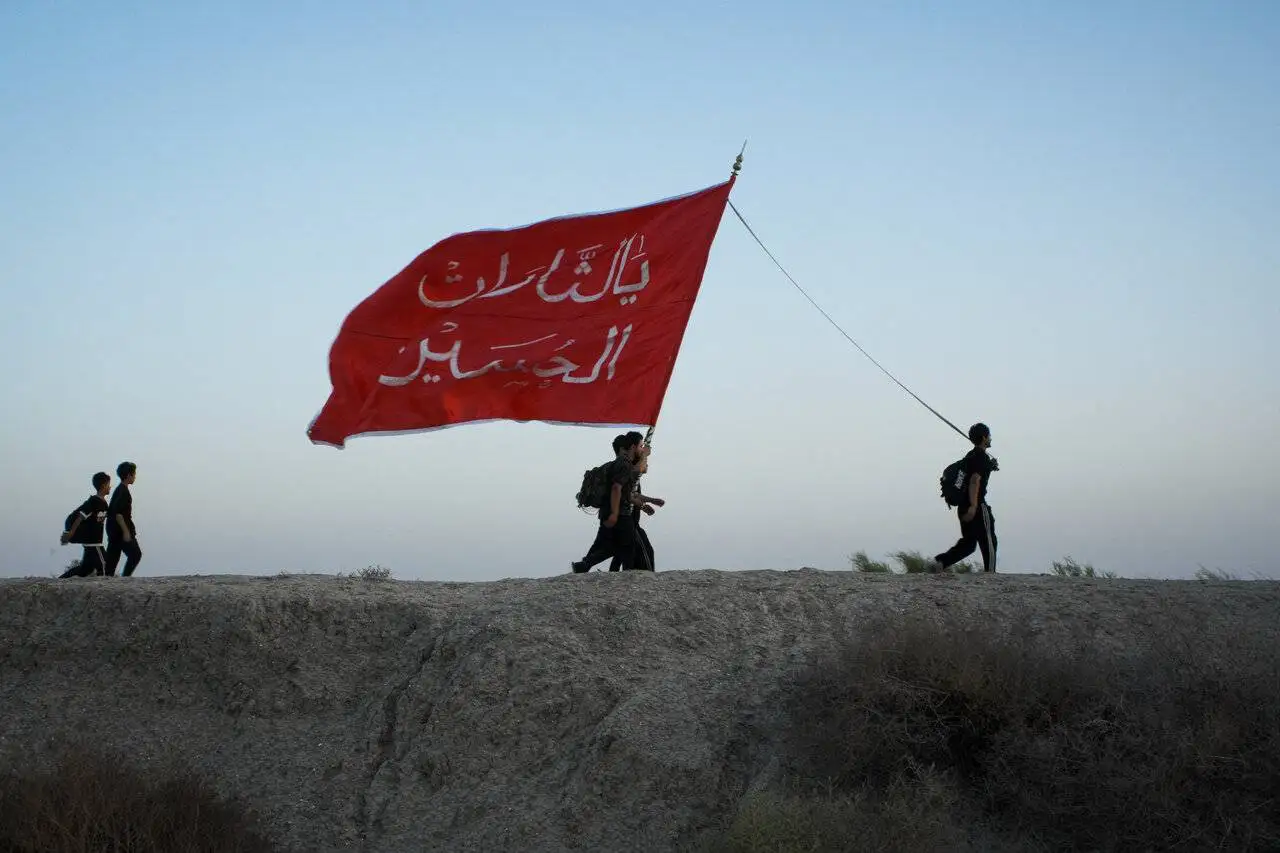 22 میلیون پروانه در مسیر عاشقی  -  روایتی از پرچم های سرخ خونخواهی که امسال در اربعین، در کنار عزای حسینی برافراشته شد