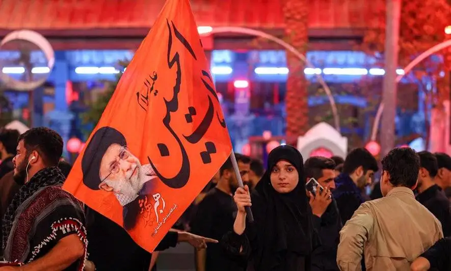 22 میلیون پروانه در مسیر عاشقی  -  روایتی از پرچم های سرخ خونخواهی که امسال در اربعین، در کنار عزای حسینی برافراشته شد