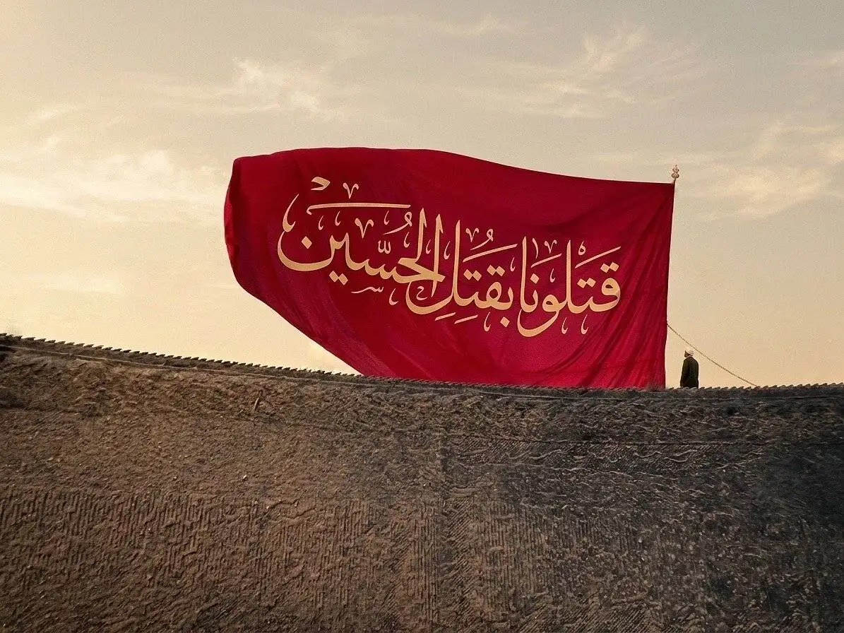 22 میلیون پروانه در مسیر عاشقی  -  روایتی از پرچم های سرخ خونخواهی که امسال در اربعین، در کنار عزای حسینی برافراشته شد