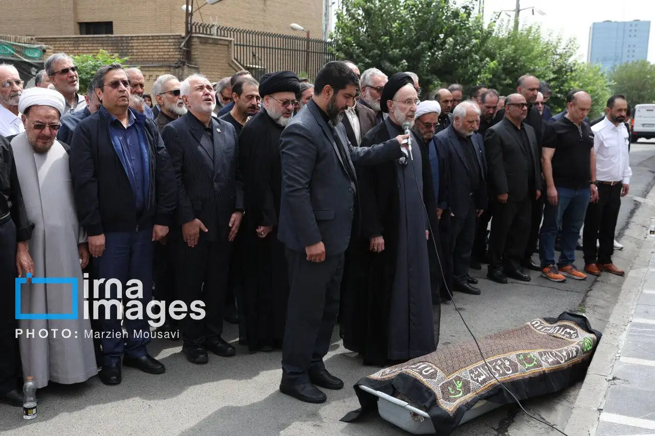 سیدمحمد خاتمی بر پیکر روزنامه نگار قدیمی نماز خواند - عکس