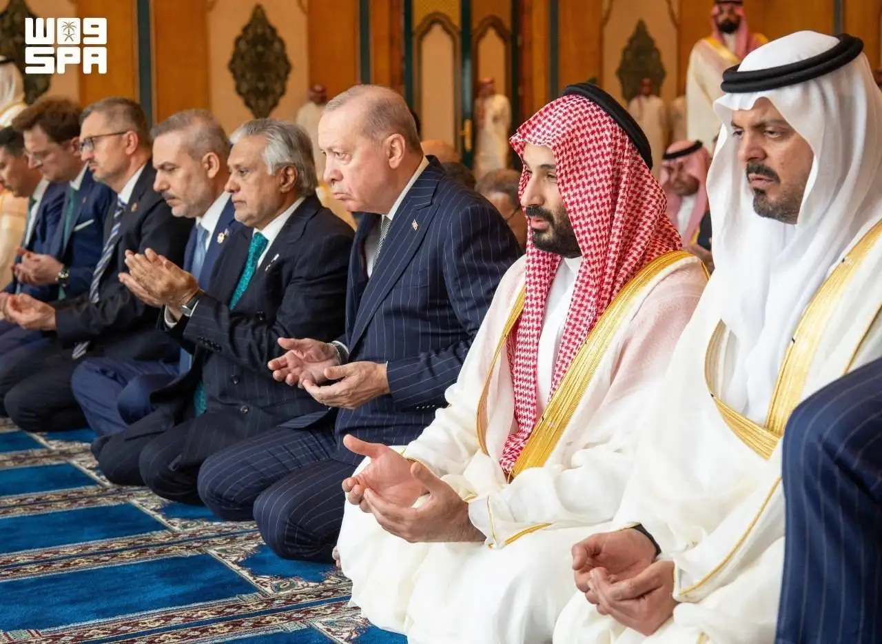 نماز جماعت سران ترکیه، عربستان و پاکستان + عکس - بن سلمان، شهباز شریف و اردوغان پس از امضای پیمان دفاع مشترک نماز خواندند