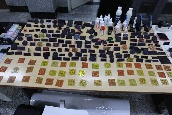بازداشت جاعلان حرفه ای مدرک در تهران؛ از سند ازدواج و پاسپورت تا مدرک دانشگاه -  اعتراف جاعل اصلی به جعل 4 هزار مدرک