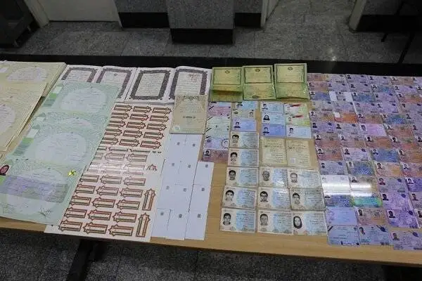 بازداشت جاعلان حرفه ای مدرک در تهران؛ از سند ازدواج و پاسپورت تا مدرک دانشگاه -  اعتراف جاعل اصلی به جعل 4 هزار مدرک