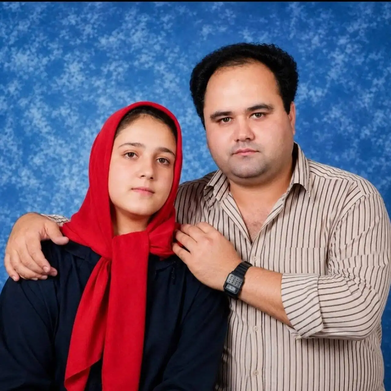 تصویری جالب از اکبر عبدی و همسر 14 ساله اش