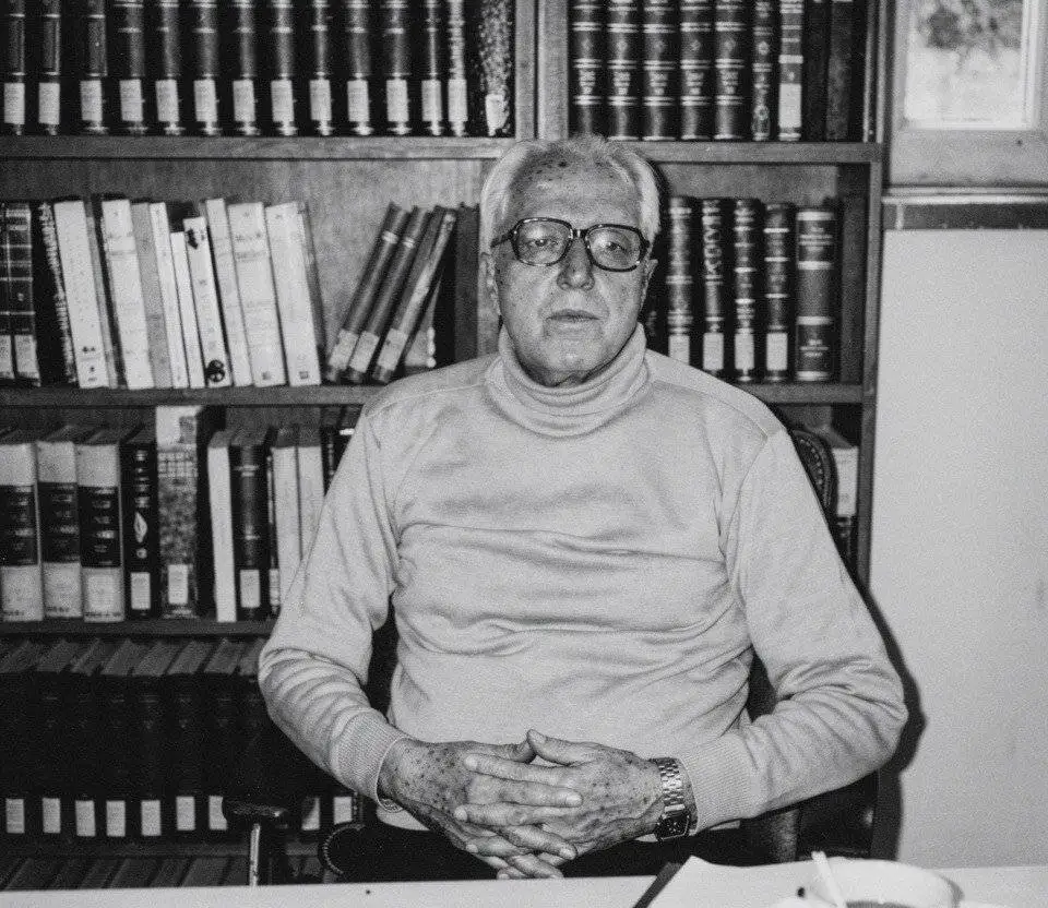 در مملکت ما تاریخ در ایجاد نابغه همیشه خست نشان داده است - آن که تجددخواهی را با بی دینی یکی می گیرد در اشتباه است