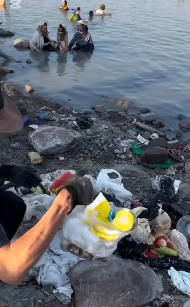 وضعیت تأسف بار دریاچه ارومیه با حمله گردشگران + تصاویر - ورود دستگاه قضا به انباشت زباله در حاشیه دریاچه
