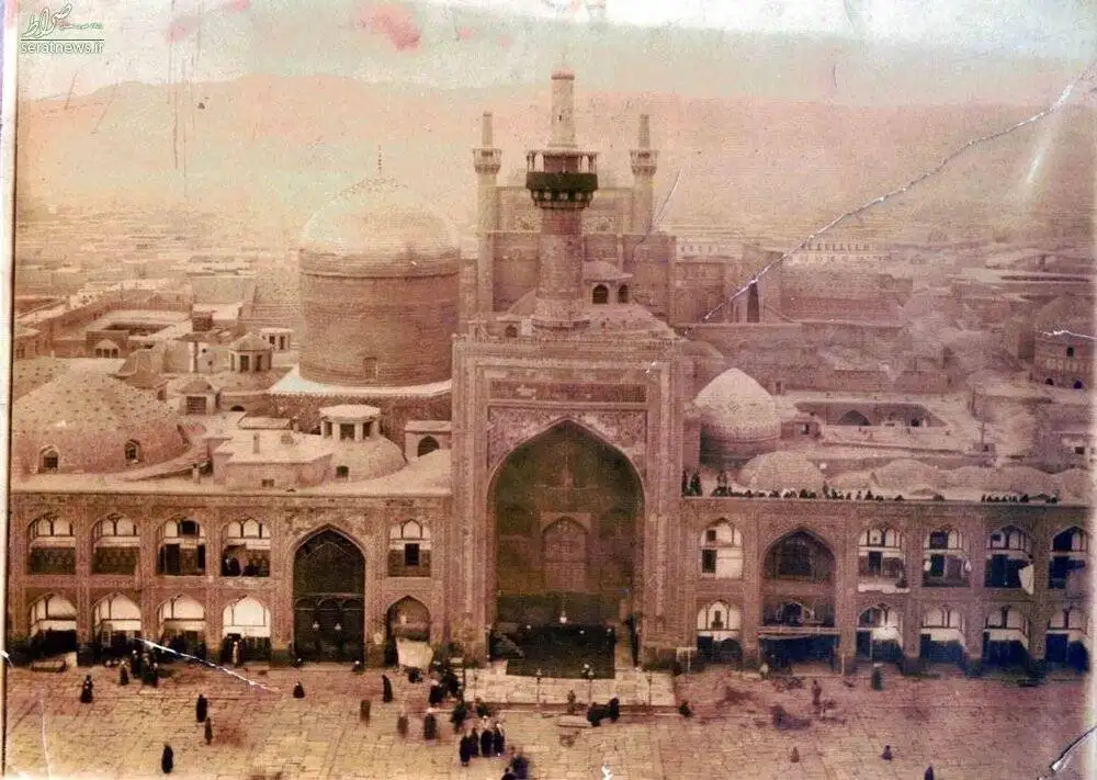تصویر - قابی زیبا و قدیمی از حرم امام رضا (ع) در دوره ناصرالدین شاه