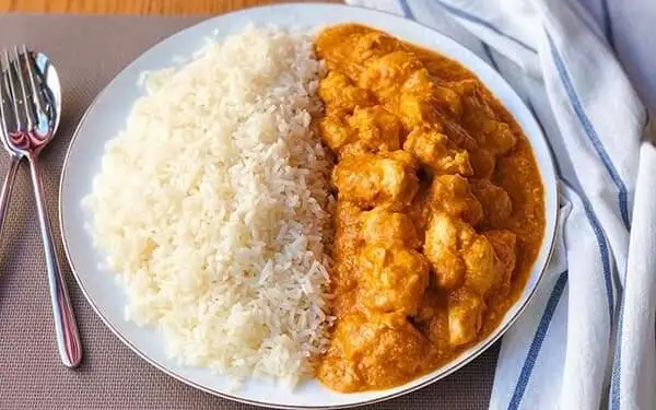 باتر چیکن هندی؛ ترکیب مرغ مزه دار شده + کره و خامه با ادویه های خاص