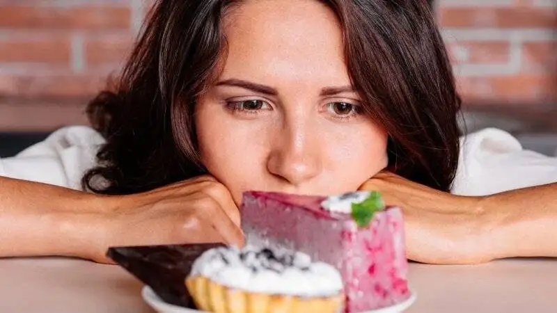 چرا مدام هوس شیرینی می کنیم؟؛ 9 علت و ترفند ساده برای کنترل آن