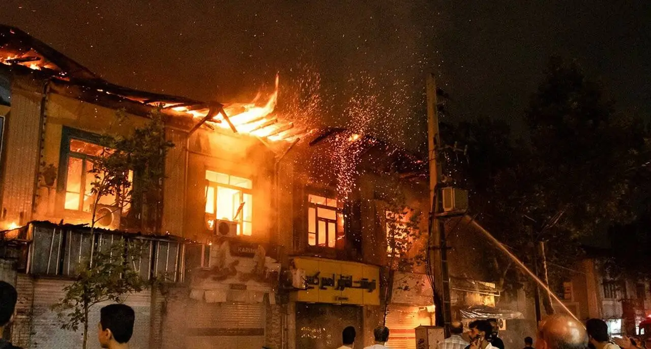 روایت کسبه از آتش سوزی بازار گرگان - آتش خاموش شد؛ اما خطر ادامه دارد