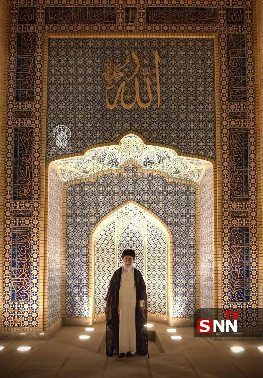تصویر  -  تصویری از حضور رهبر شهید در حرم حضرت فاطمه معصومه علیهاالسلام