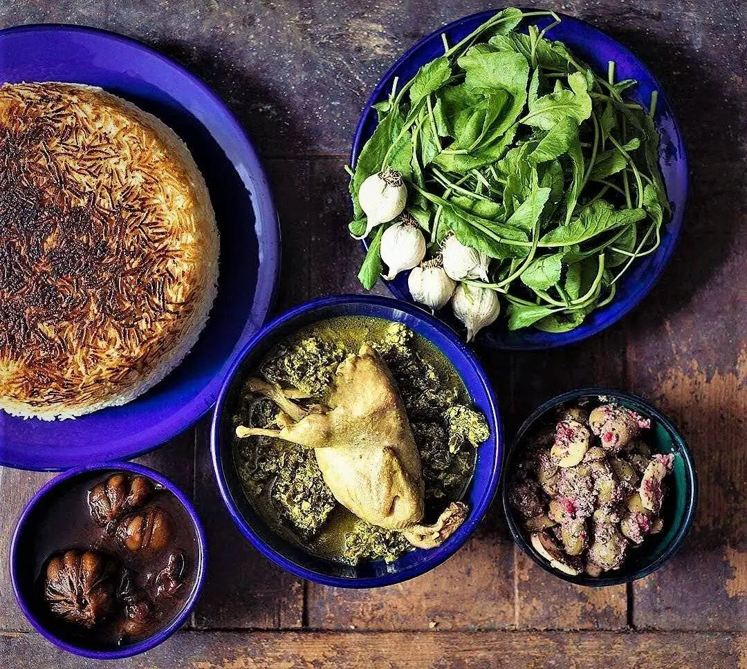 سیر قلیه گیلانی؛ خورش ترش و ملس شمالی با برگ سیر و تخم مرغ - راز خوشمزه شدن سیر قلیه گیلانی